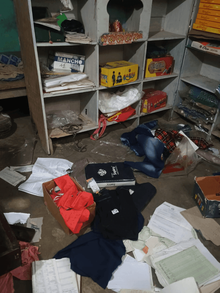 फुलपरास थाना क्षेत्र के सैनी चौक पर कपड़ा दुकान में चोरी, 50,000 नगद सहित रेडिमेड कपड़े गायब 11 चोरी के बाद दुकान में बिखरा समान