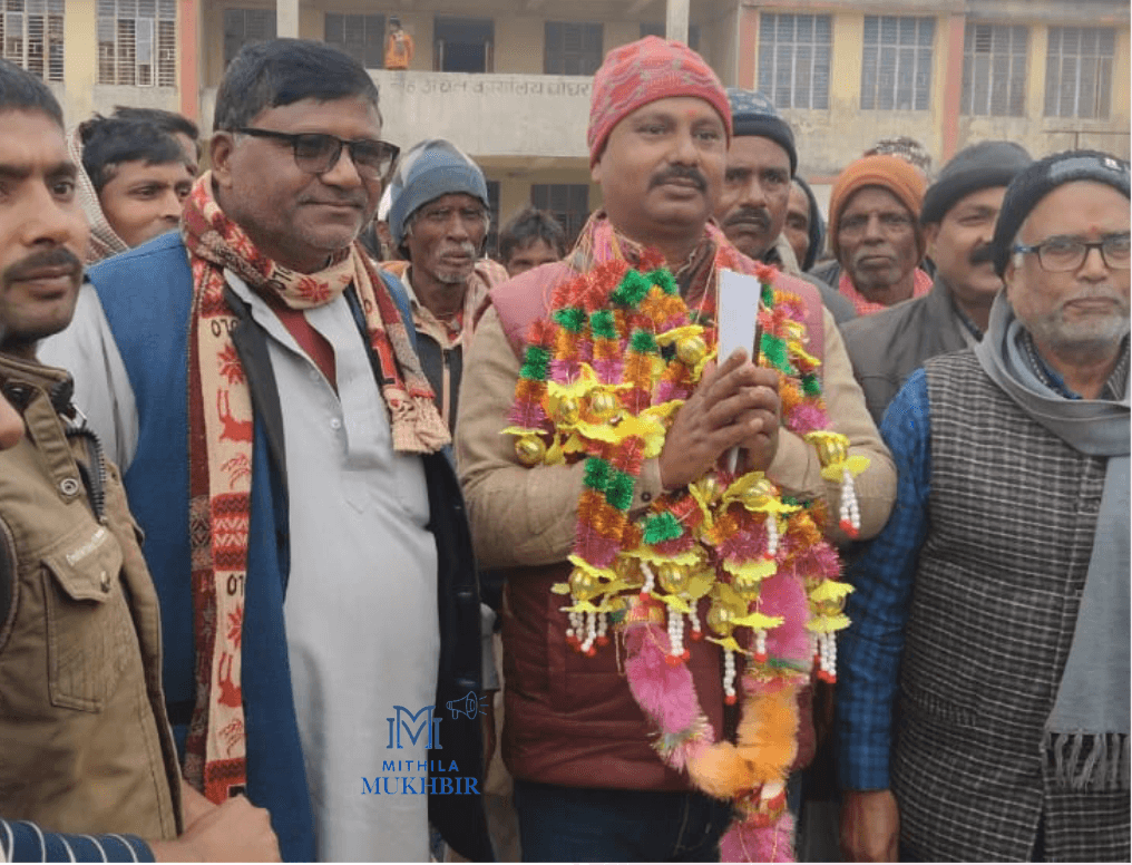 Ghoghardiha में नामांकन के बाद प्रत्याशी मनोज कुमार यादव,जदयू के वरिष्ठ नेता चुल्हाई कामत,पूर्व मुखिया देवनारायण साफी एवं अन्य