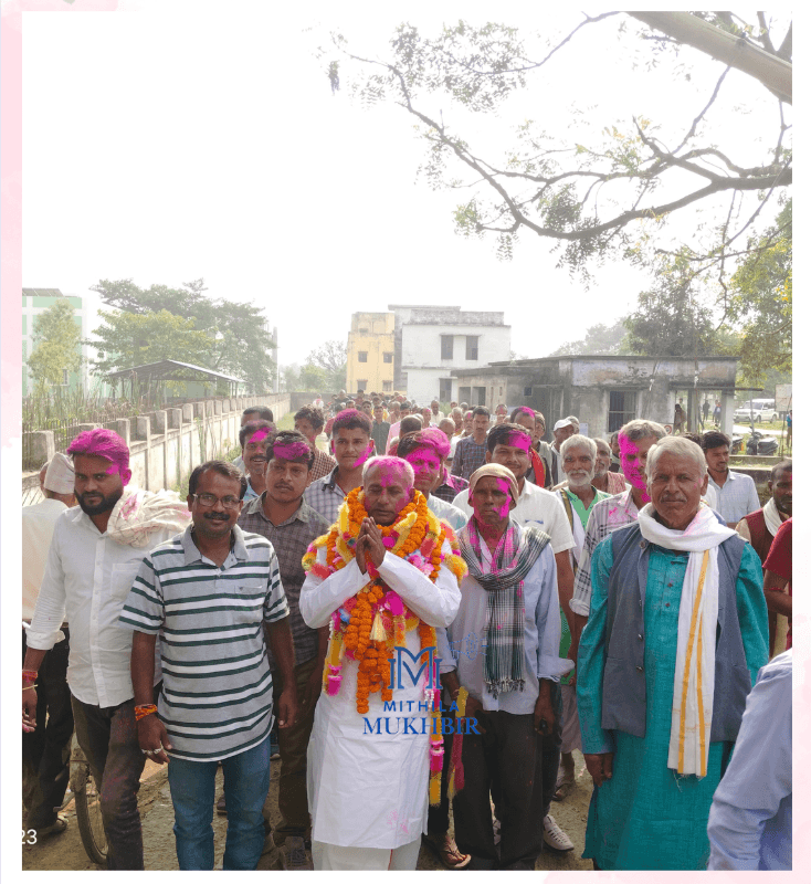 फाइल फोटो : Ghoghardiha में नामांकन के बाद अपने समर्थकों के संग निःवर्तमान अध्यक्ष रामबहादुर यादव।