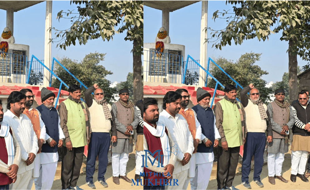 Phulparas किसनिपटी में शहीद परमेश्वर स्मारक पर माल्यार्पण करते विभिन्न दलों के नेतागण।