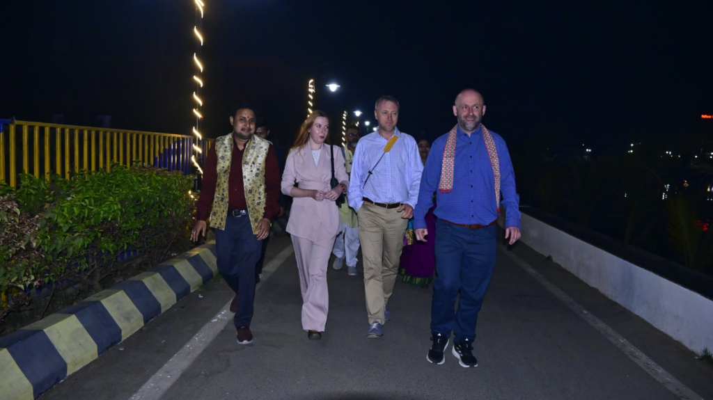 मिथिला हाट देखकर अभिभूत हुई पोलिश महिला डॉ.जैक मिलर,राज्यसभा सांसद संजय कुमार झा की  दूरदर्शिता की हुई  कायल