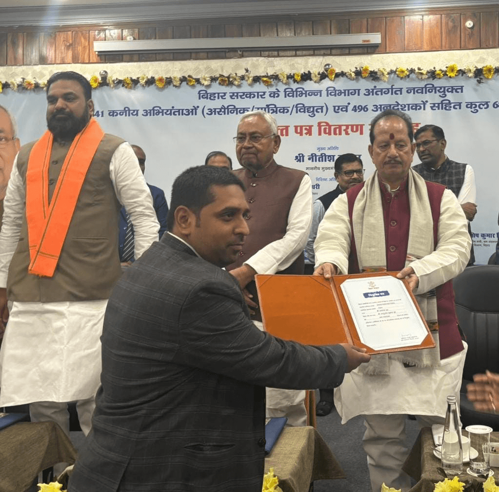 ईo आलोक झा बने बिहार सरकार में कनिष्ठ अभियंता, झंझारपुर में हर्ष का माहौल