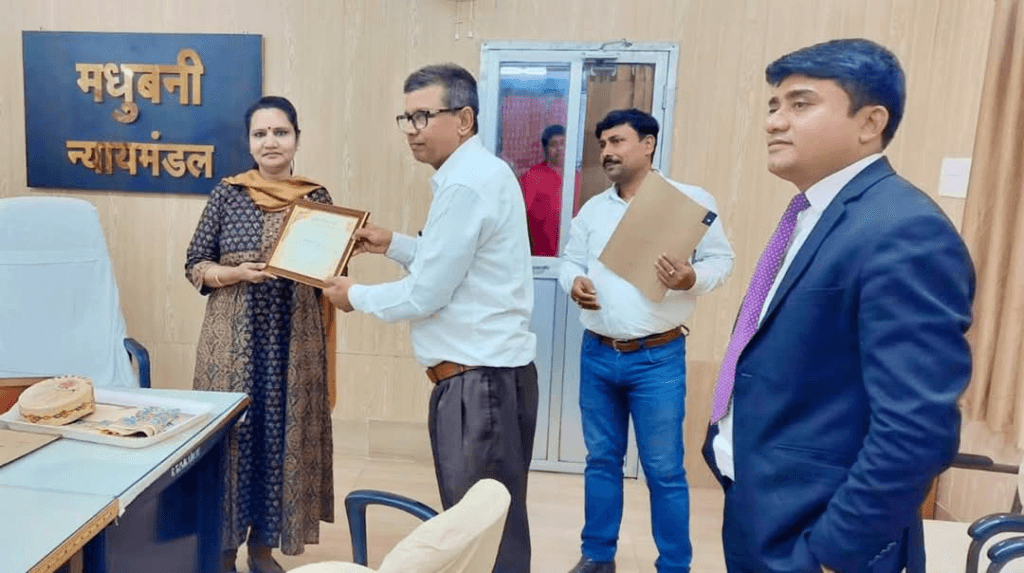 ग्राम विकास युवा ट्रस्ट के प्रबंधन निर्देशक नरेंद्र कुमार सिंह को प्रशंसा पत्र से सम्मानित करते हुए  मधुबनी जिला के प्रधान जिला एवं सत्र न्यायाधीश सुश्री अनामिका टी.