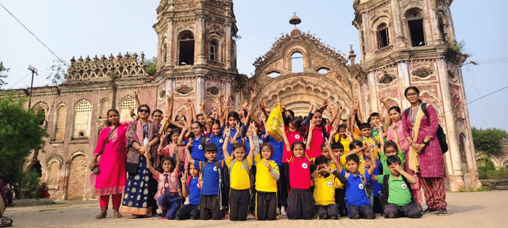 कनिष्का इंटरनेशनल स्कूल घोघरडीहा के छात्रों का राजनगर में शैक्षणिक भ्रमण , छात्र-छात्राओं  को वास्तुकला की बारीकियों ने मोहा ध्यान