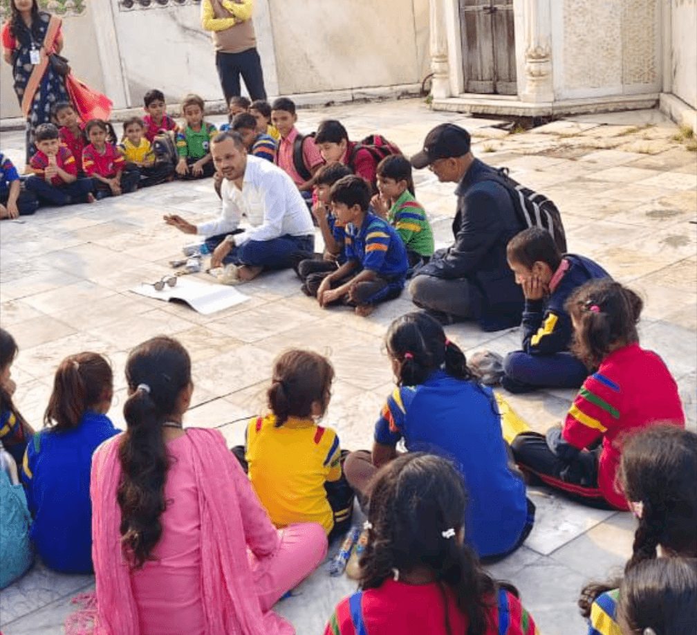 कनिष्का इंटरनेशनल स्कूल घोघरडीहा के छात्र-छात्राओं का राजनगर में शैक्षणिक भ्रमण , छात्र-छात्राओं  को वास्तुकला की बारीकियों ने मोहा ध्यान