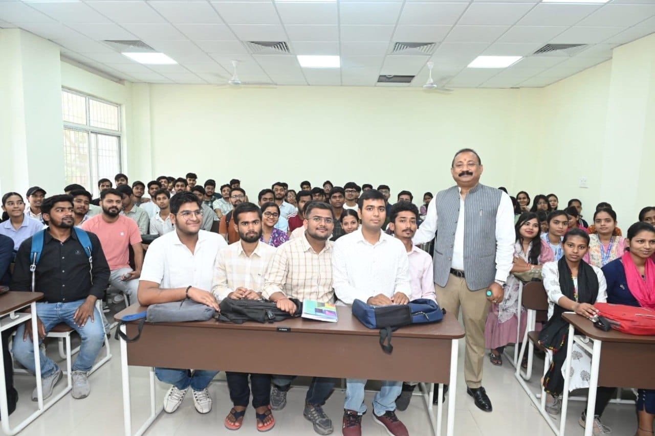 Ashok Choudhary College Class एएन कॉलेज में छात्रों को पढ़ाते हुए मंत्री