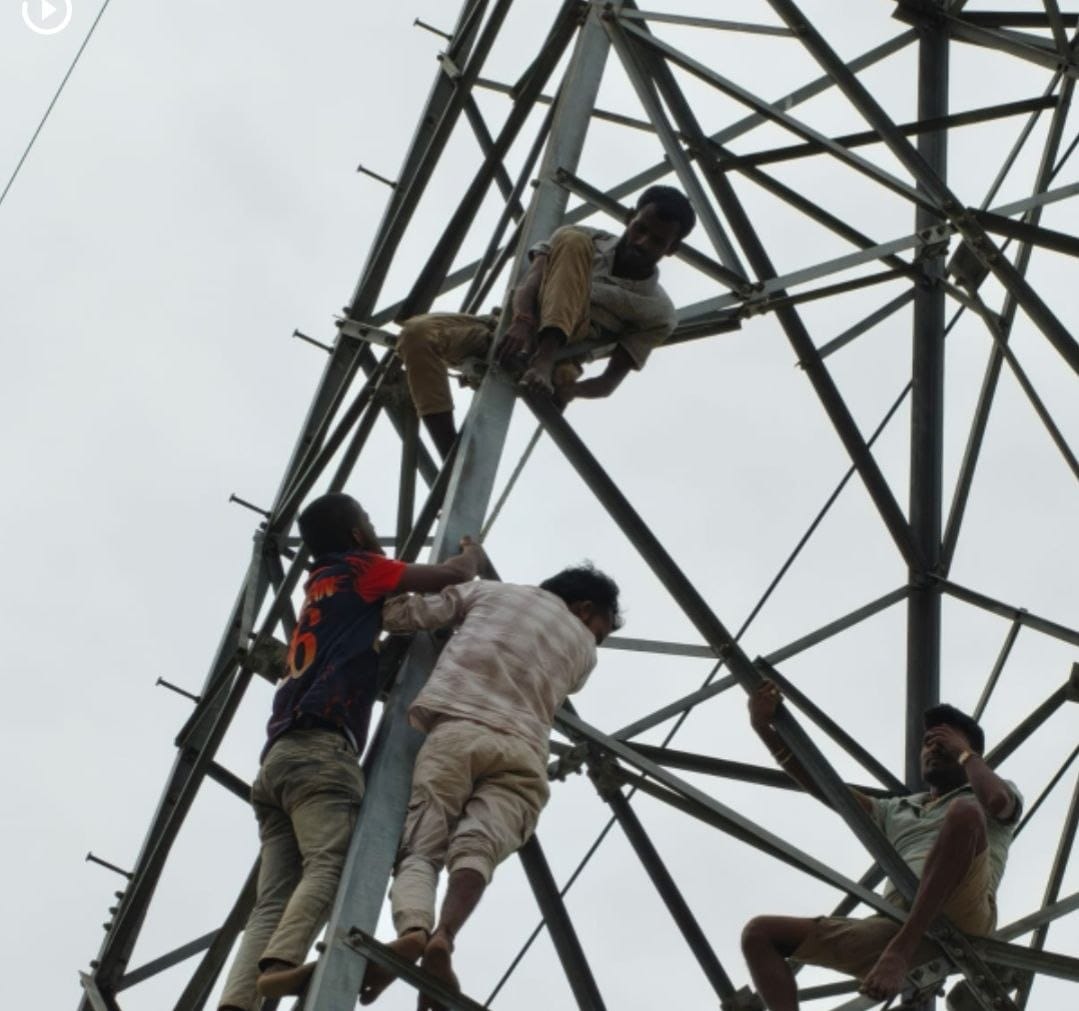 फुलपरास महुलिया 33 हजार वोल्ट पोल घटना