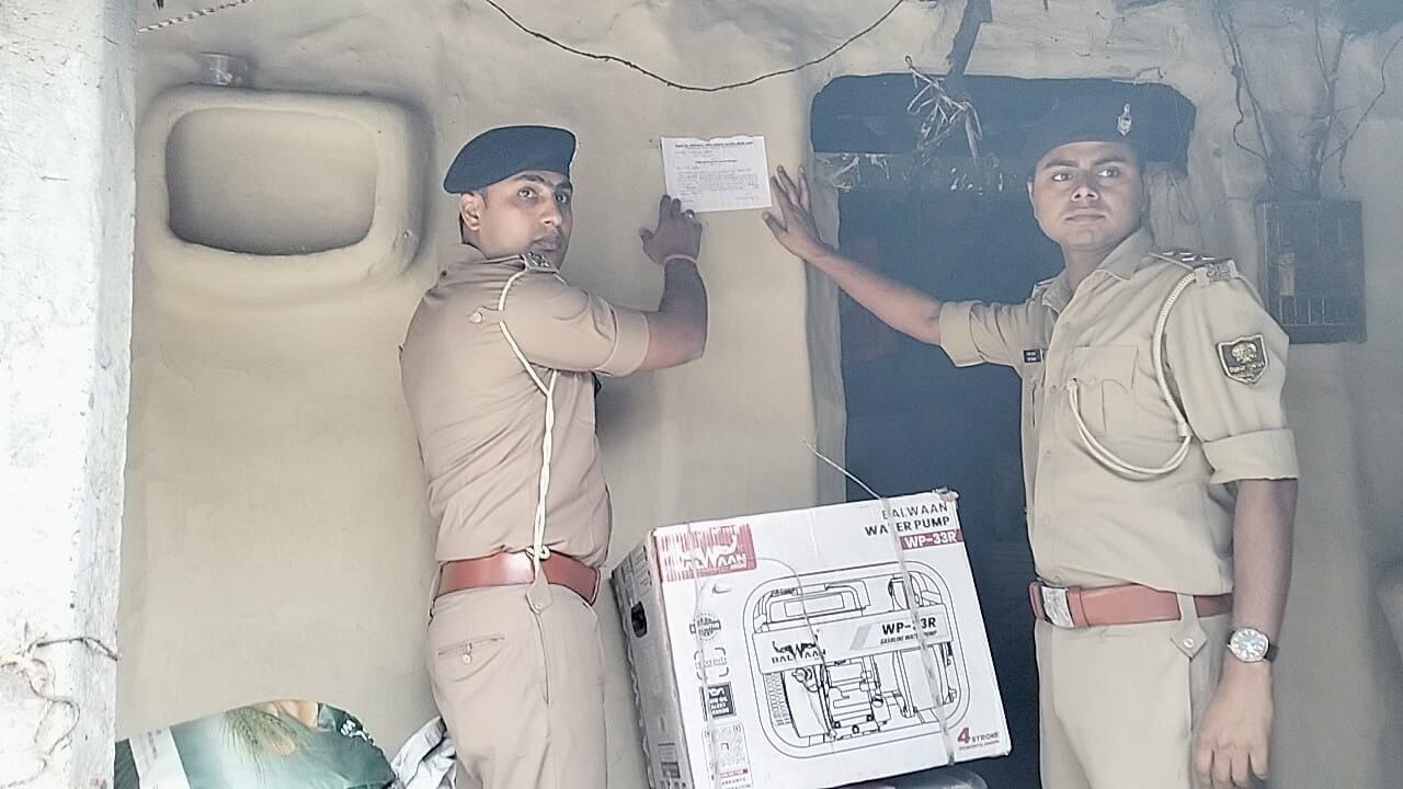 खुटौना में हत्या मामले के फरार आरोपियों पर कार्रवाई, घरों पर चस्पाया गया इस्तेहार 11 खुटौना हत्या मामला फरार आरोपी इस्तेहार