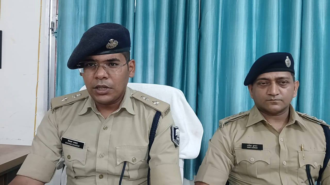 फुलपरास एसडीपीओ कार्यालय का ग्रामीण एसपी शिवम धाकड़ ने किया प्रथम निरीक्षण 11 फुलपरास एसडीपीओ कार्यालय का निरीक्षण करते ग्रामीण एसपी शिवम धाकड़