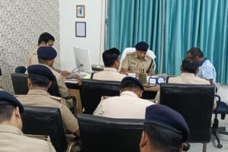 फुलपरास में डीएसपी अमित कुमार की अपराध समीक्षा बैठक