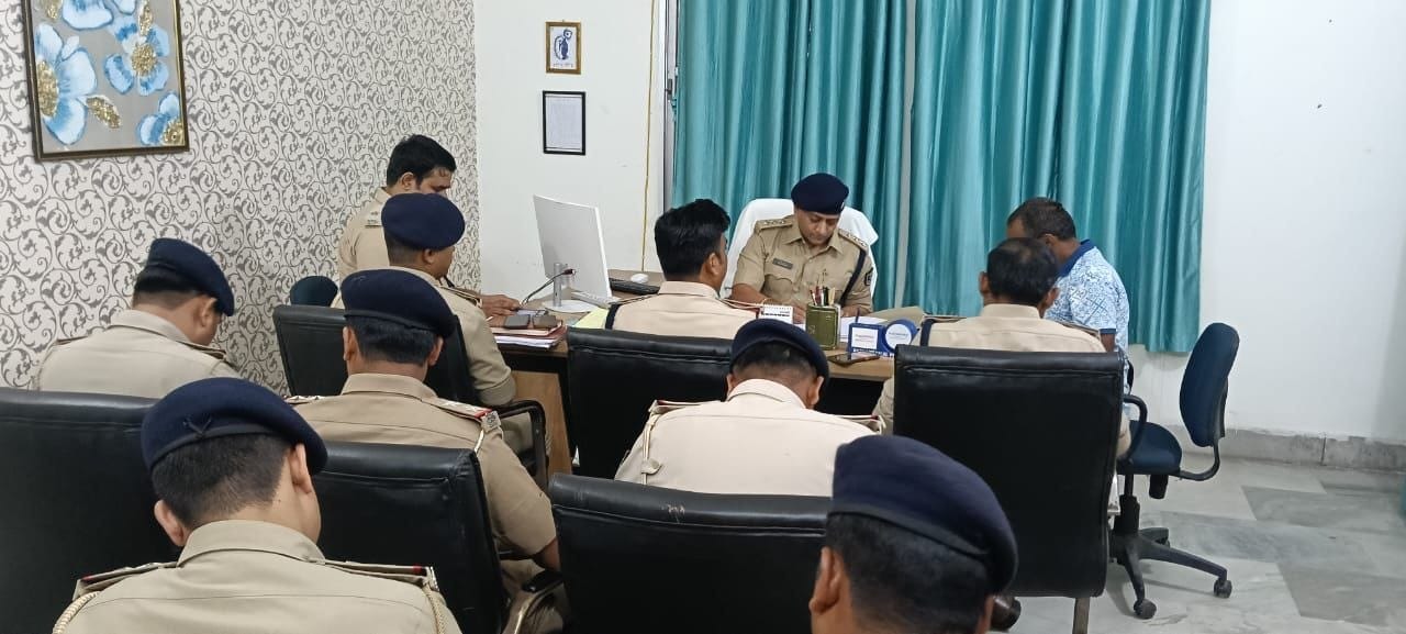 फुलपरास में डीएसपी ने की मासिक अपराध समीक्षा बैठक, थानाध्यक्षों को दिए सख्त निर्देश 11 फुलपरास में डीएसपी अमित कुमार की अपराध समीक्षा बैठक