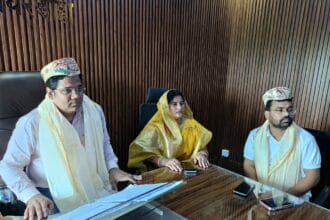 घोघरडीहा में प्रखंड विकास पदाधिकारी का पदभार ग्रहण करते सतीश कुमार