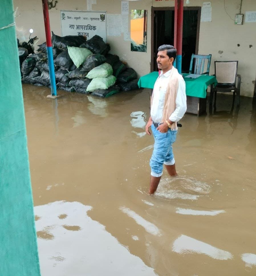 फुलपरास में बारिश से जलजमाव, नगर पंचायत की तैयारियों पर उठे सवाल 11 फुलपरास में बारिश के बाद जलजमाव