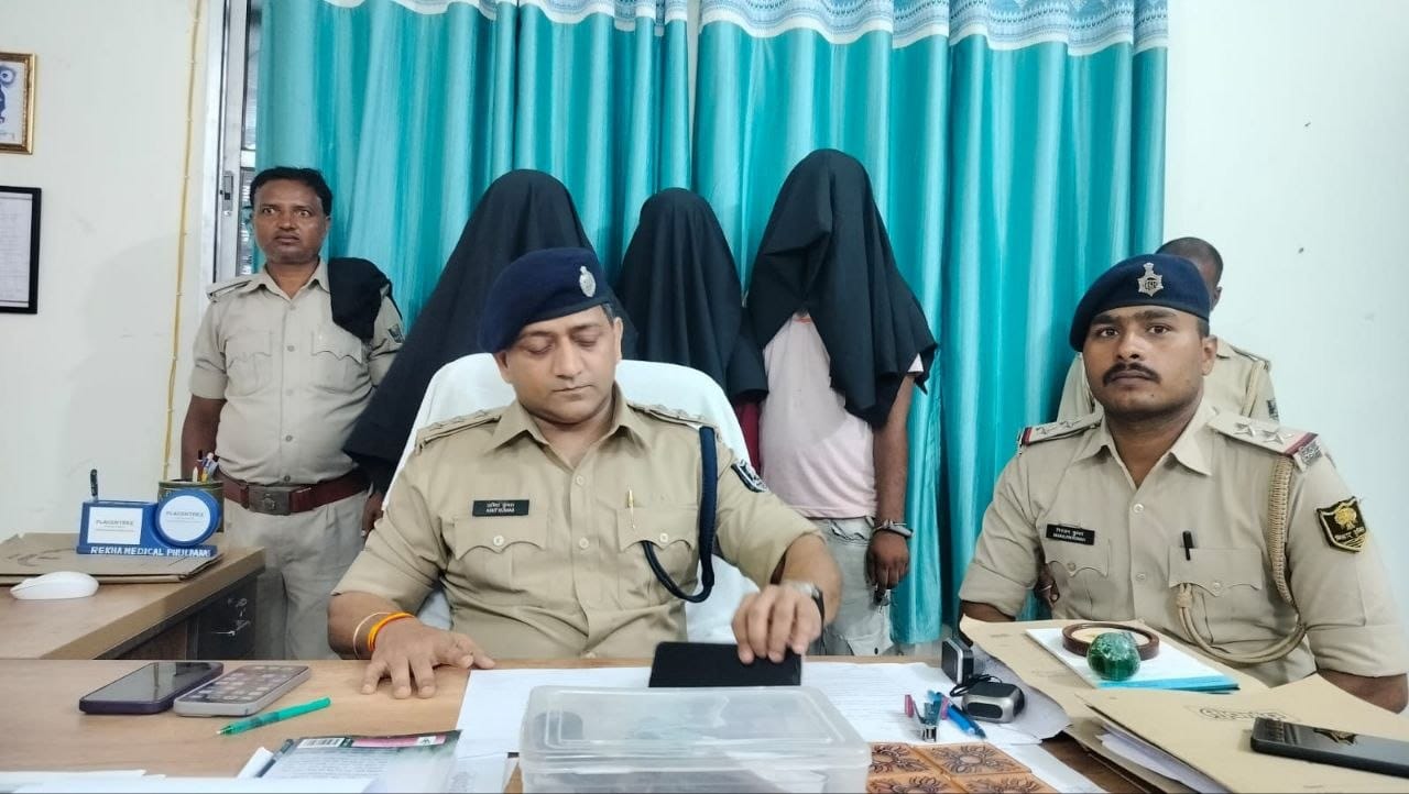 फुलपरास और लौकही में फायरिंग के दो मामलों का खुलासा, हथियार के साथ पांच गिरफ्तार 11 फुलपरास गोलीबारी मामले में बरामद हथियार और कारतूस