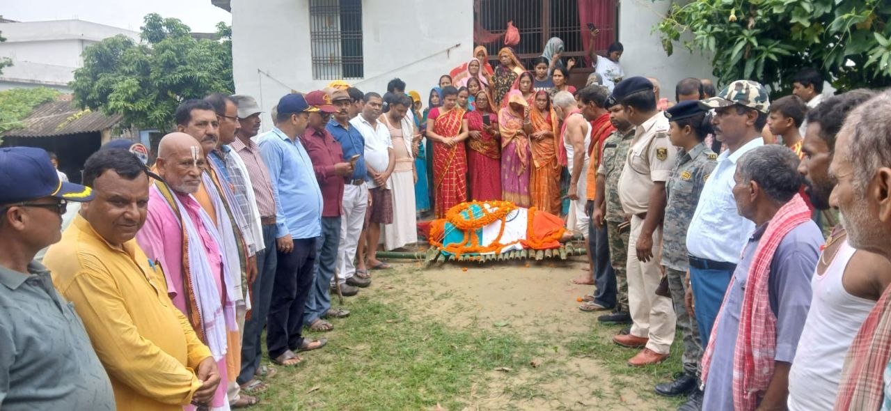 फुलपरास में पूर्व सैनिक महेंद्र नारायण कुंवर को सैन्य सम्मान के साथ अंतिम विदाई