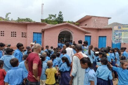 घोघरडीहा के बथनाहा विद्यालय में शिक्षक नहीं पहुंचे, बीआरसी का घेराव