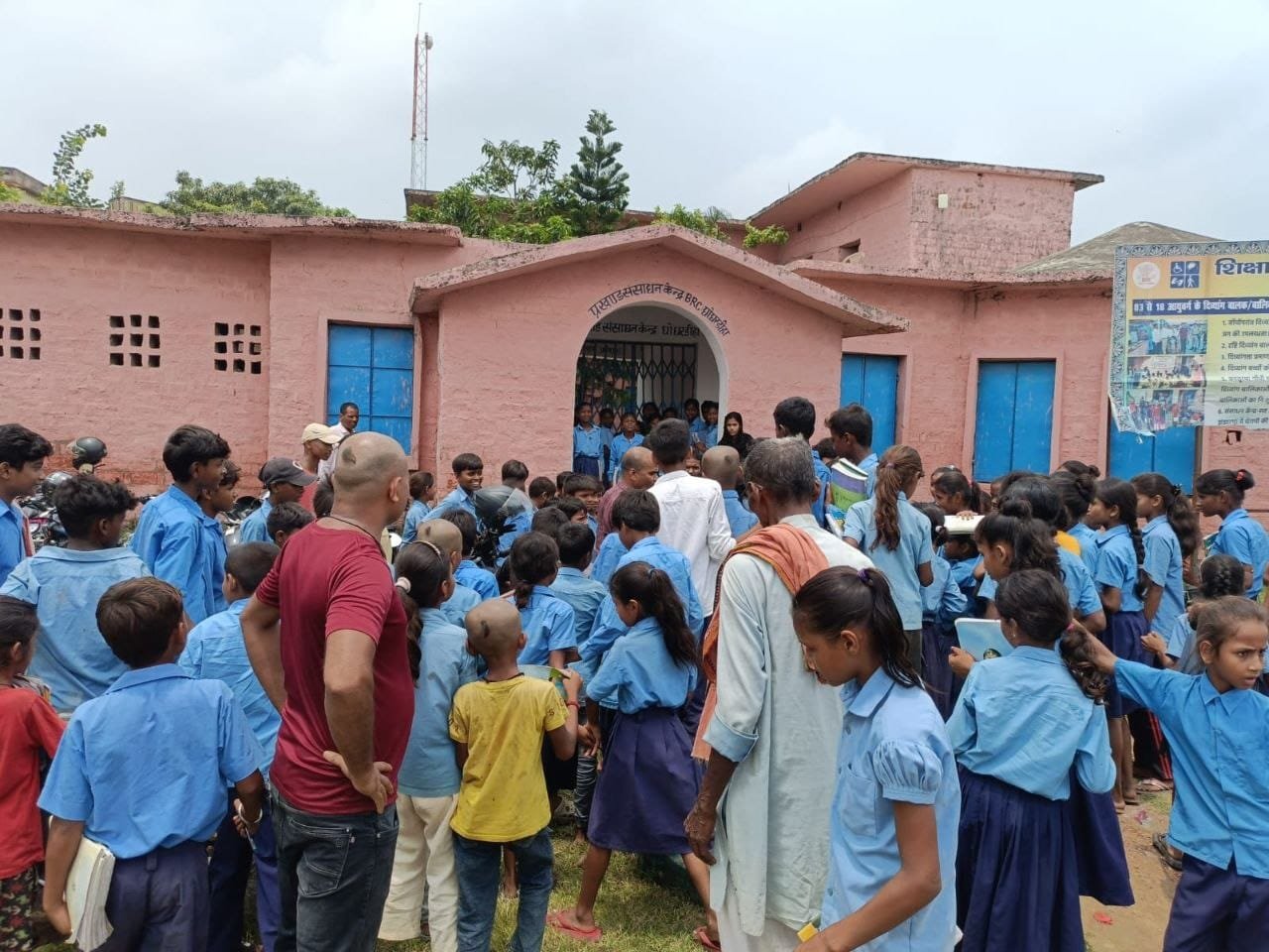 घोघरडीहा के बथनाहा विद्यालय में शिक्षक नहीं पहुंचे, बीआरसी का घेराव
