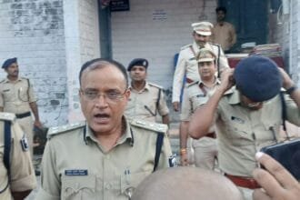 फुलपरास में डीआईजी मनोज कुमार ने पुलिस कार्यालय का निरीक्षण किया