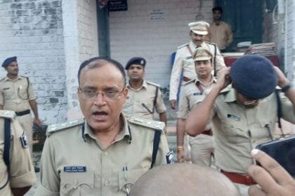 फुलपरास में डीआईजी मनोज कुमार ने पुलिस कार्यालय का निरीक्षण किया