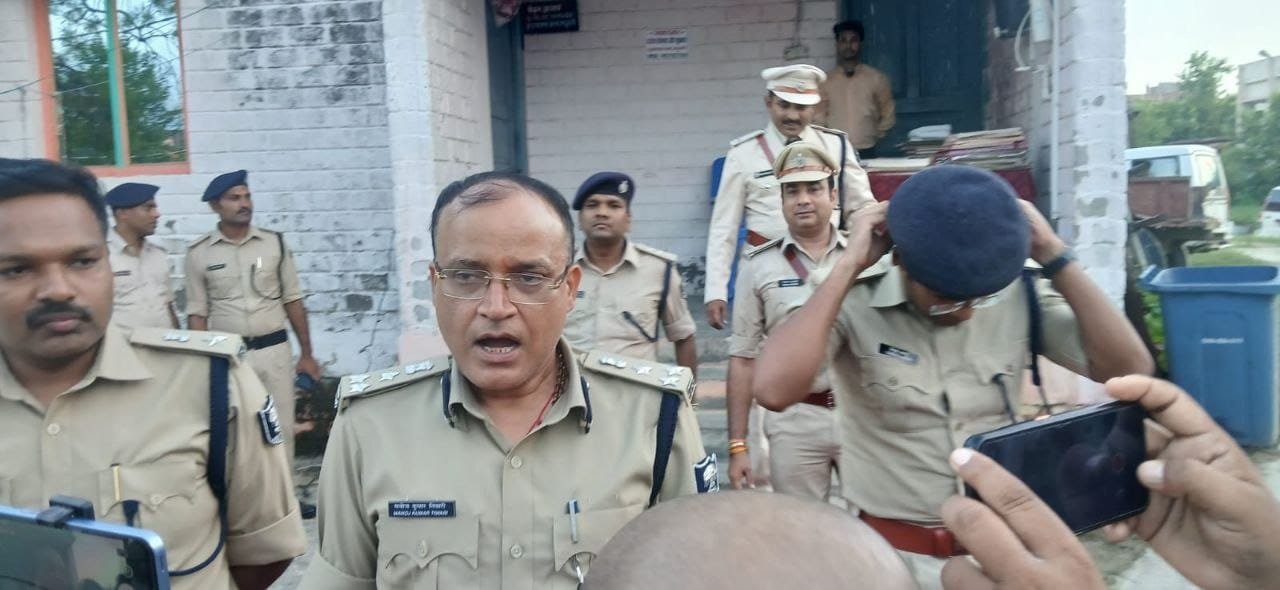 फुलपरास में डीआईजी ने पुलिस कार्यालय का निरीक्षण किया, लंबित कांडों के त्वरित निष्पादन के दिए निर्देश 11 फुलपरास में डीआईजी मनोज कुमार ने पुलिस कार्यालय का निरीक्षण किया