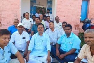 घोघरडीहा में बकाया वेतन और प्रोन्नति की मांग को लेकर शिक्षकों का धरना