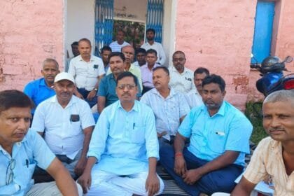 घोघरडीहा में बकाया वेतन और प्रोन्नति की मांग को लेकर शिक्षकों का धरना