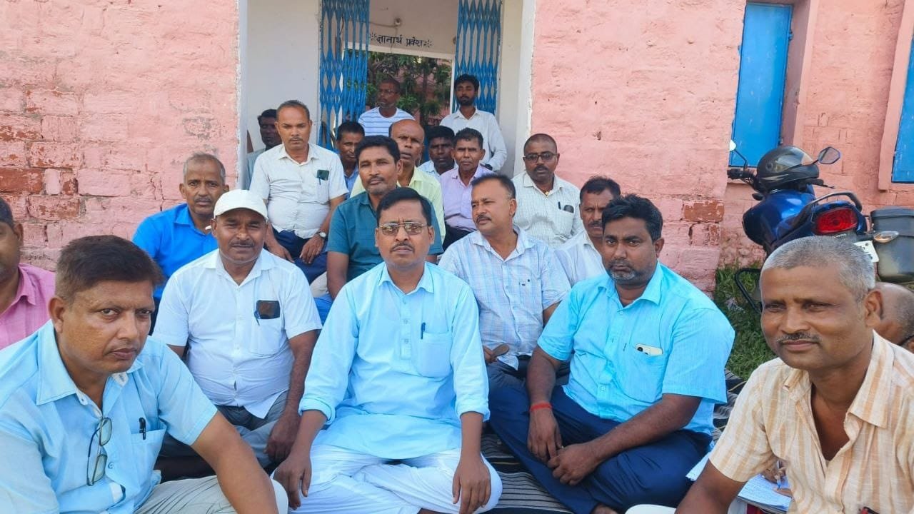 घोघरडीहा में बकाया वेतन और प्रोन्नति की मांग को लेकर शिक्षकों का धरना 11 घोघरडीहा में बकाया वेतन और प्रोन्नति की मांग को लेकर शिक्षकों का धरना